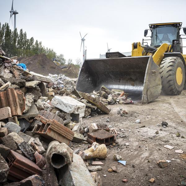 Bulldozer in containerpark